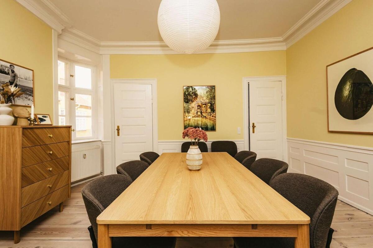 Lovely Overlooking King's Garden Apartment